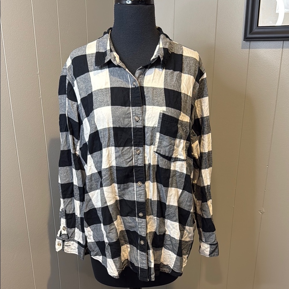 B4 Universal Thread Women’s Large Black and White Plaid Button Down Shirt